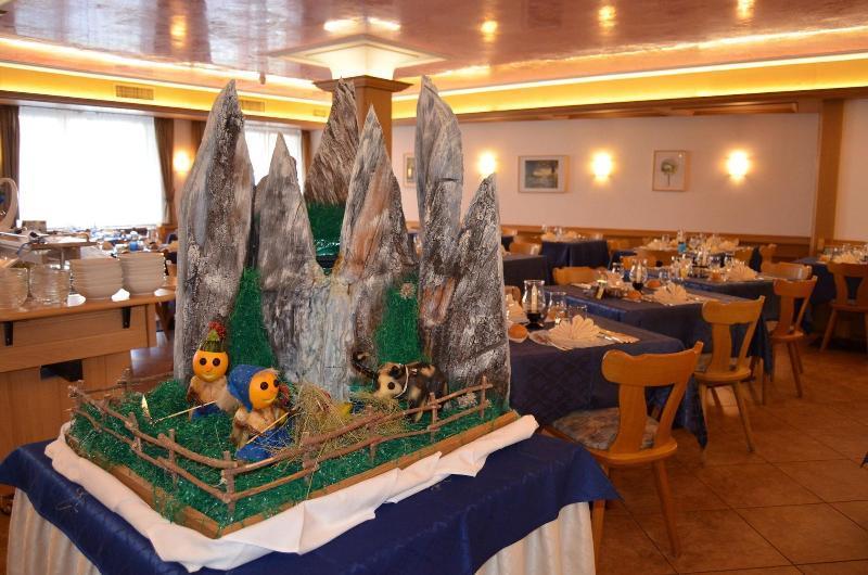 Hotel Ladina Campitello di Fassa Exteriör bild