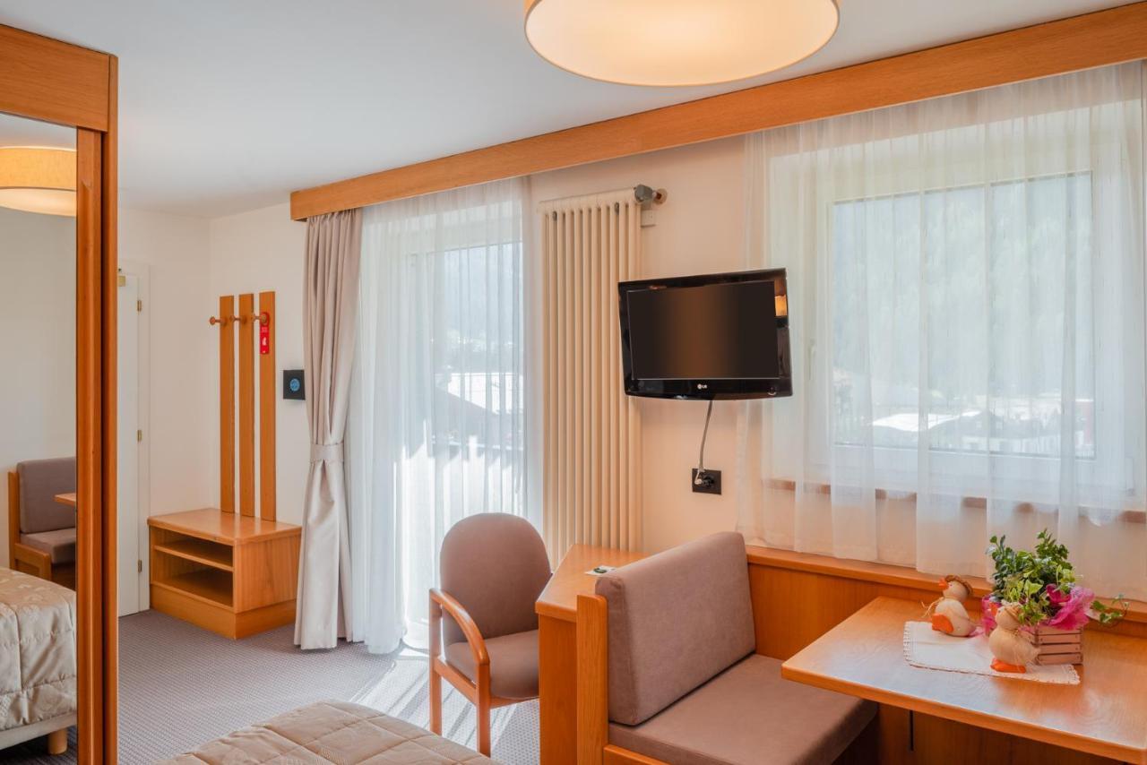 Hotel Ladina Campitello di Fassa Exteriör bild