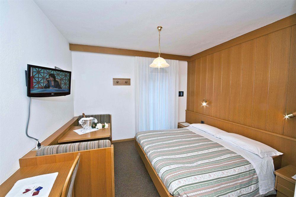 Hotel Ladina Campitello di Fassa Exteriör bild