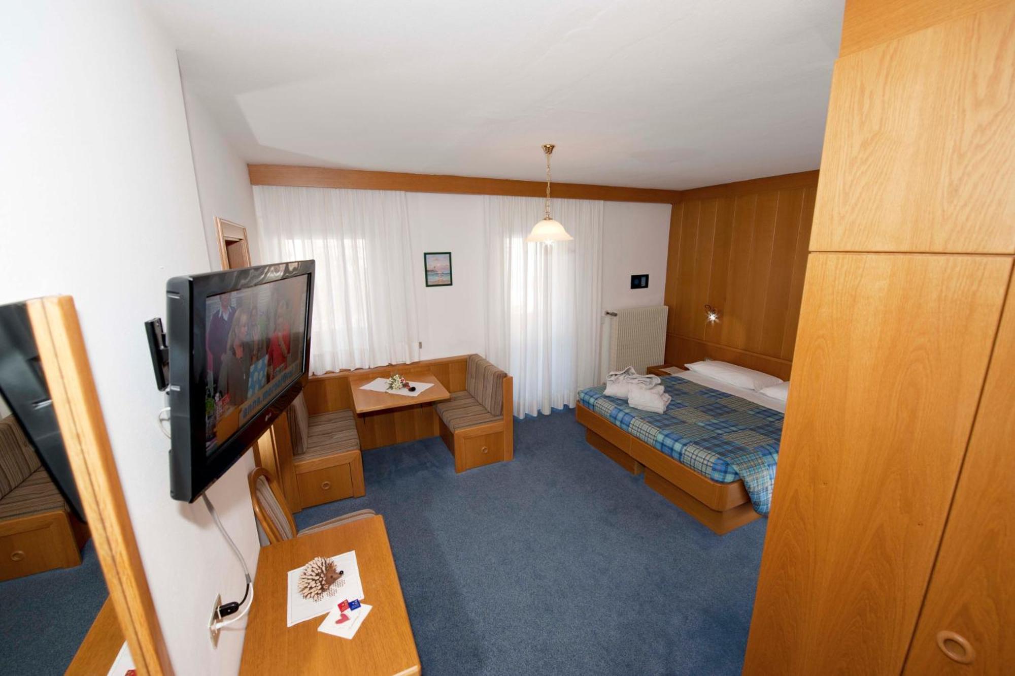 Hotel Ladina Campitello di Fassa Exteriör bild