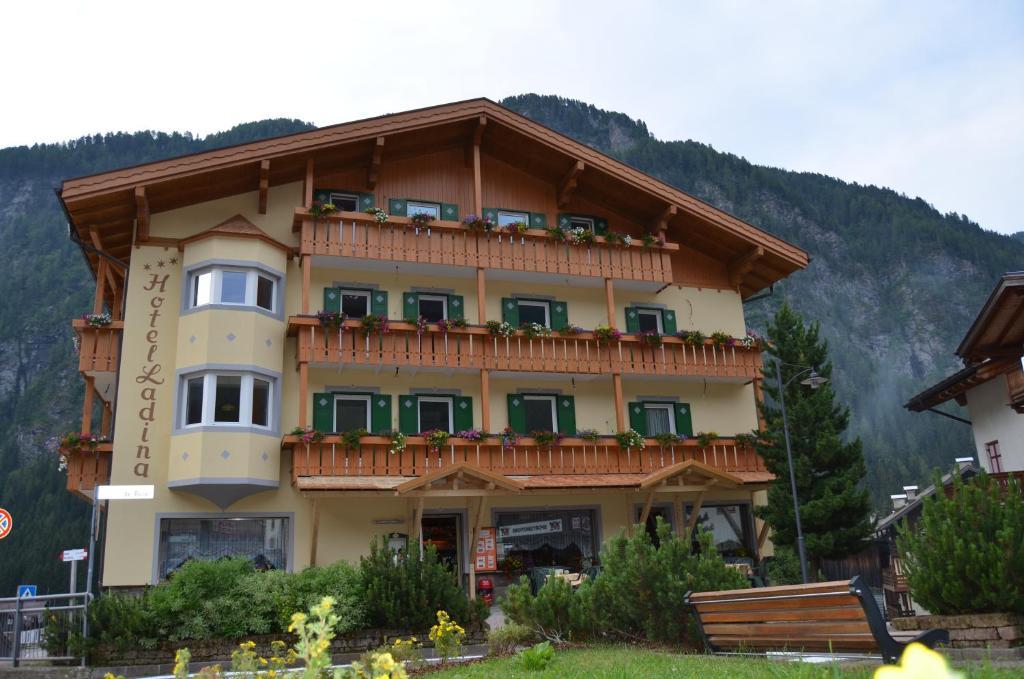 Hotel Ladina Campitello di Fassa Exteriör bild