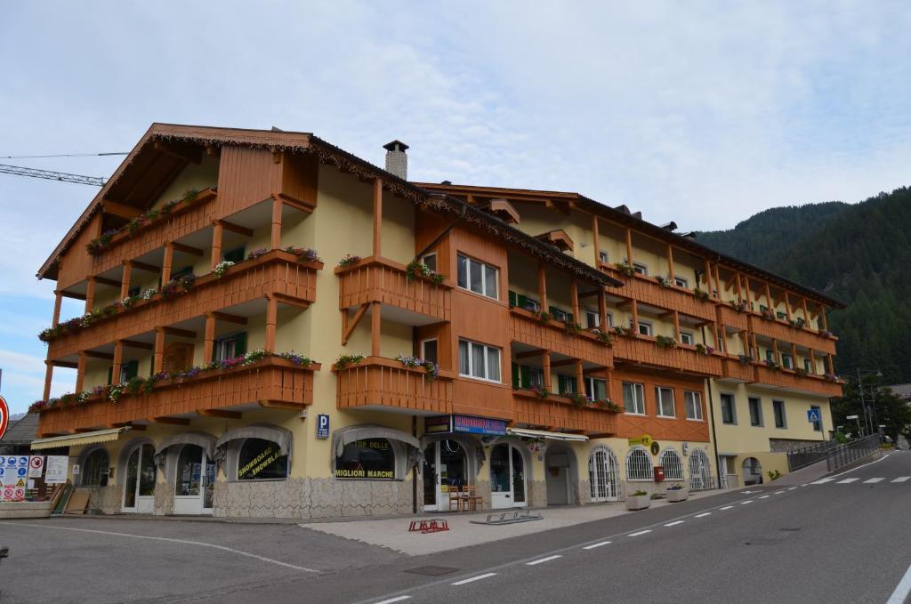 Hotel Ladina Campitello di Fassa Exteriör bild
