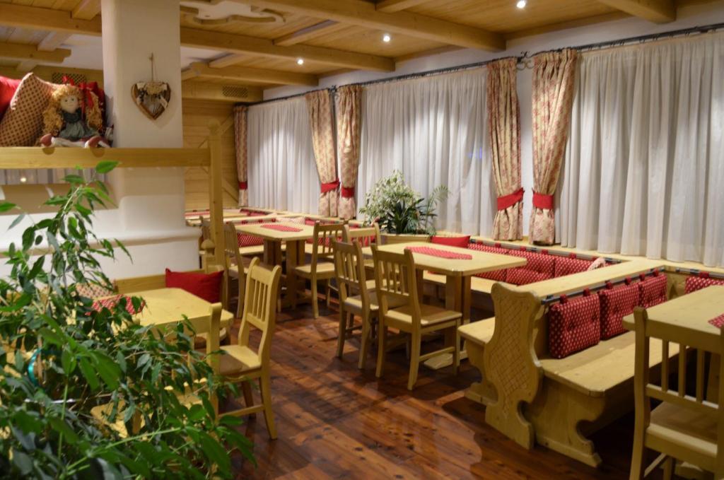 Hotel Ladina Campitello di Fassa Exteriör bild