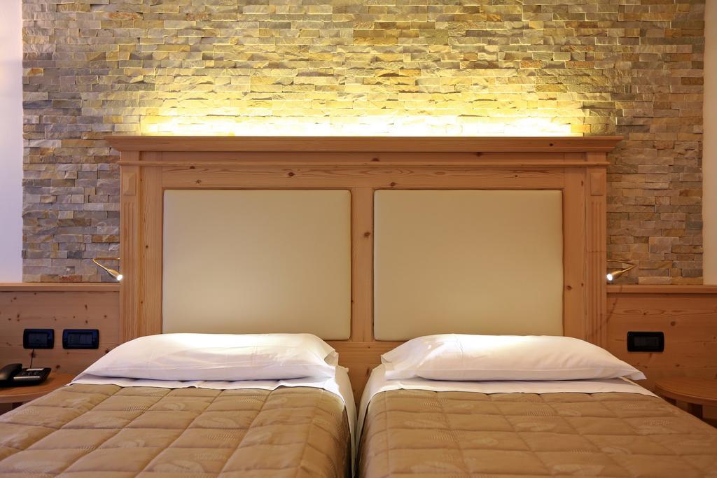 Hotel Ladina Campitello di Fassa Rum bild