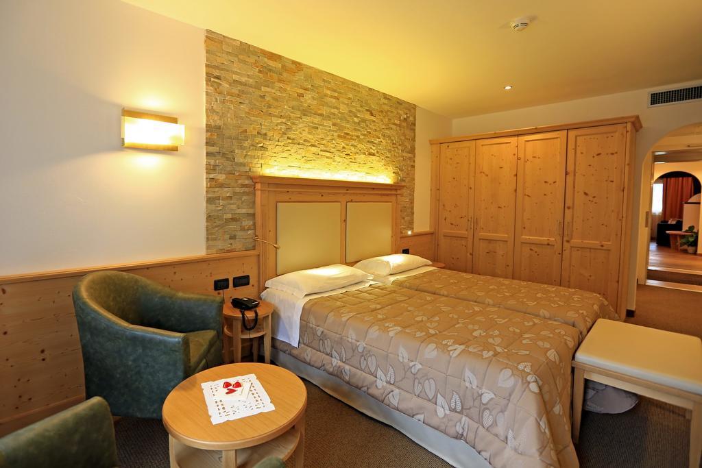 Hotel Ladina Campitello di Fassa Rum bild