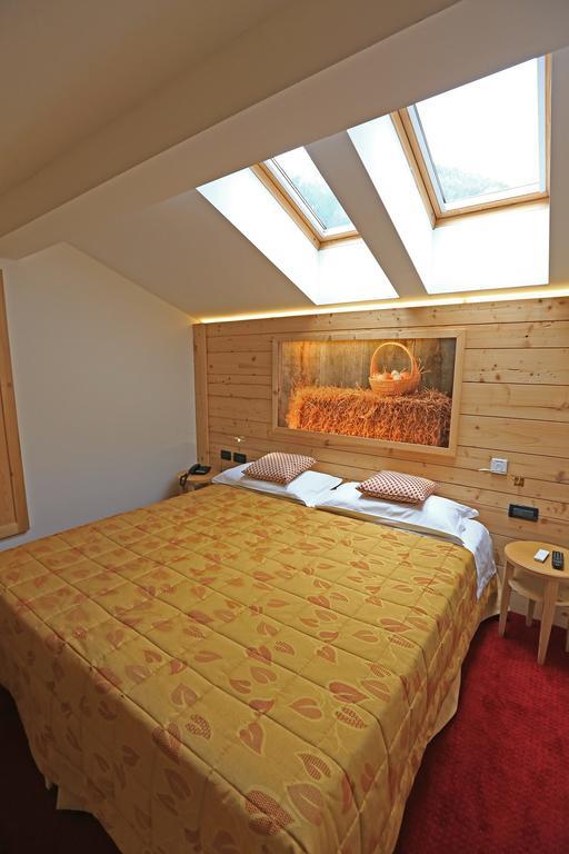 Hotel Ladina Campitello di Fassa Rum bild