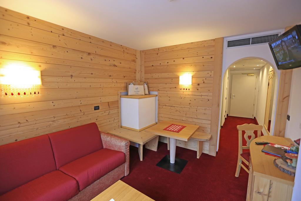 Hotel Ladina Campitello di Fassa Rum bild