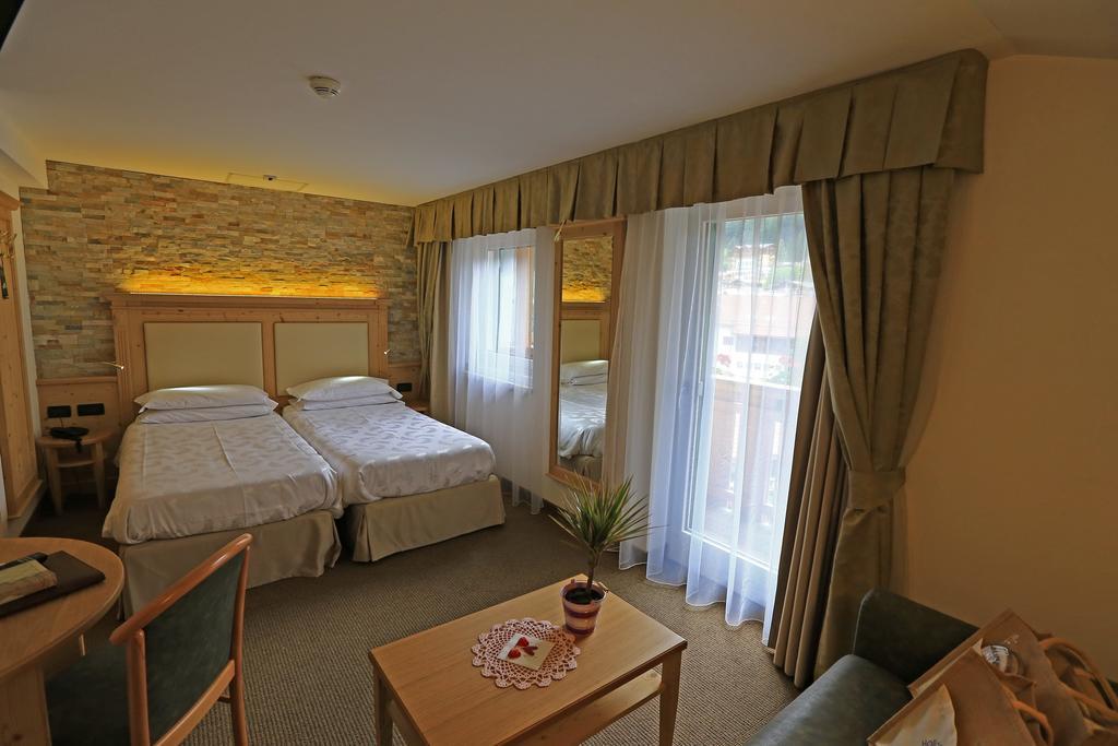 Hotel Ladina Campitello di Fassa Rum bild