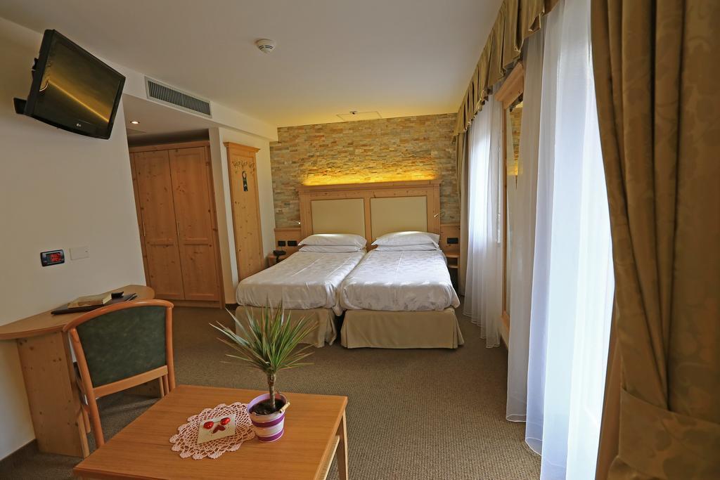 Hotel Ladina Campitello di Fassa Rum bild