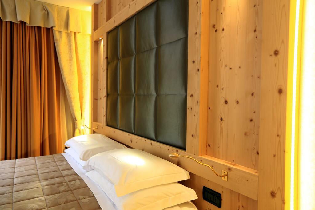 Hotel Ladina Campitello di Fassa Rum bild