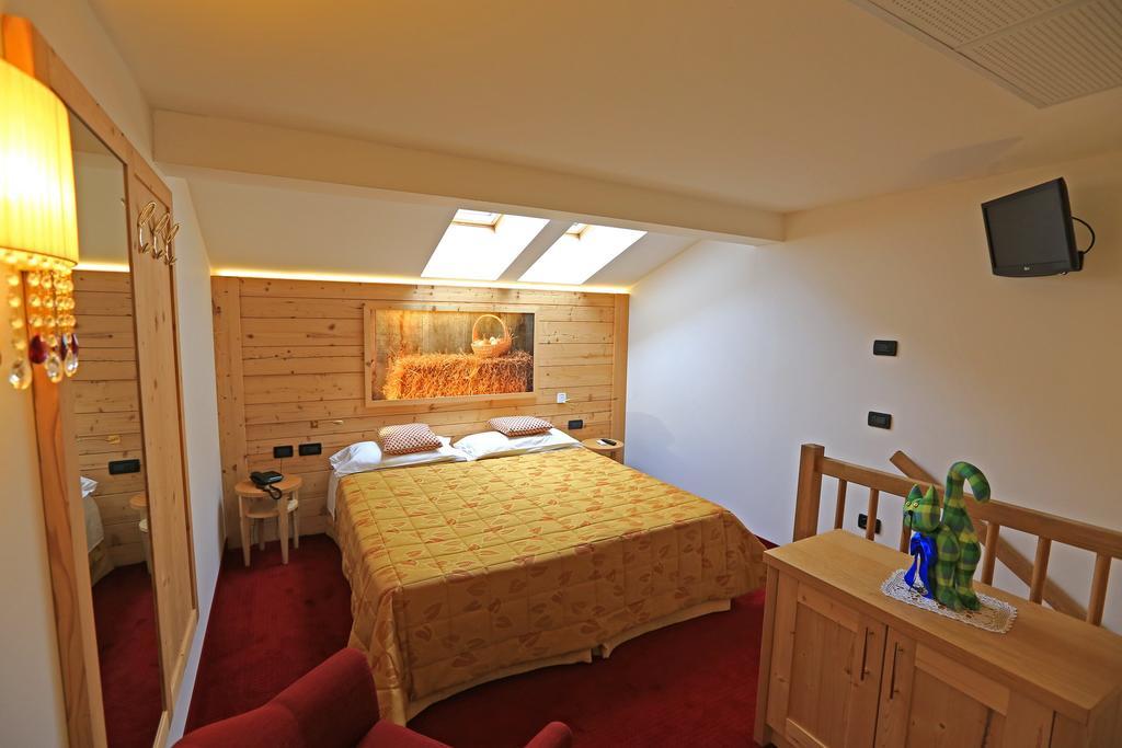 Hotel Ladina Campitello di Fassa Rum bild