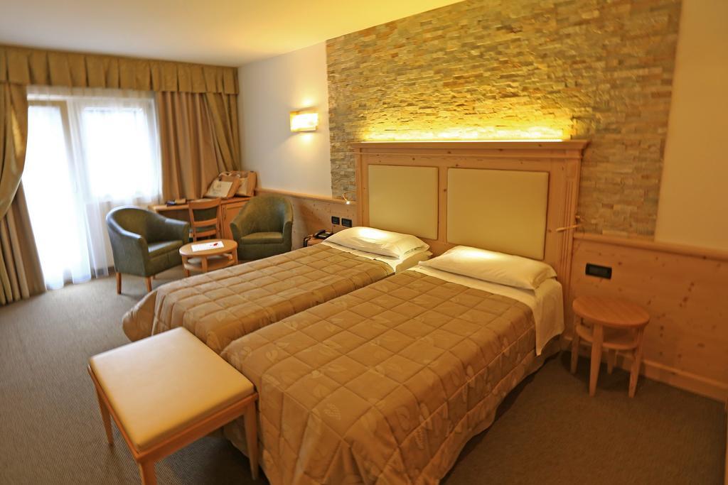 Hotel Ladina Campitello di Fassa Rum bild