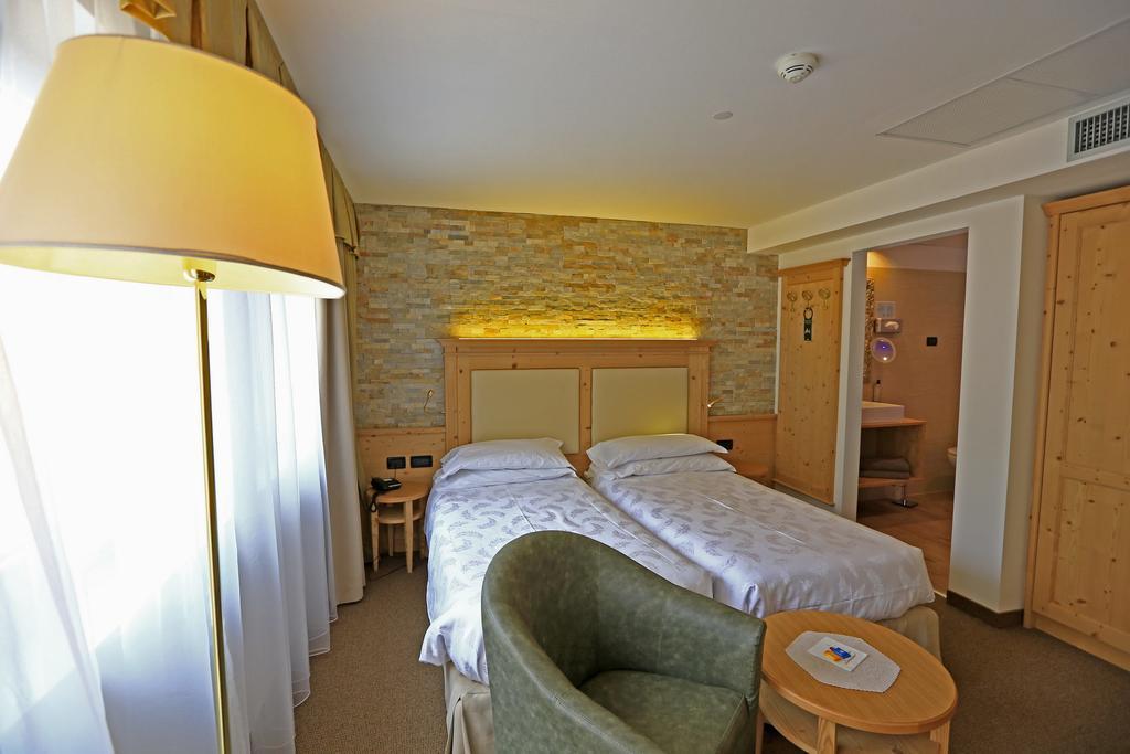 Hotel Ladina Campitello di Fassa Rum bild