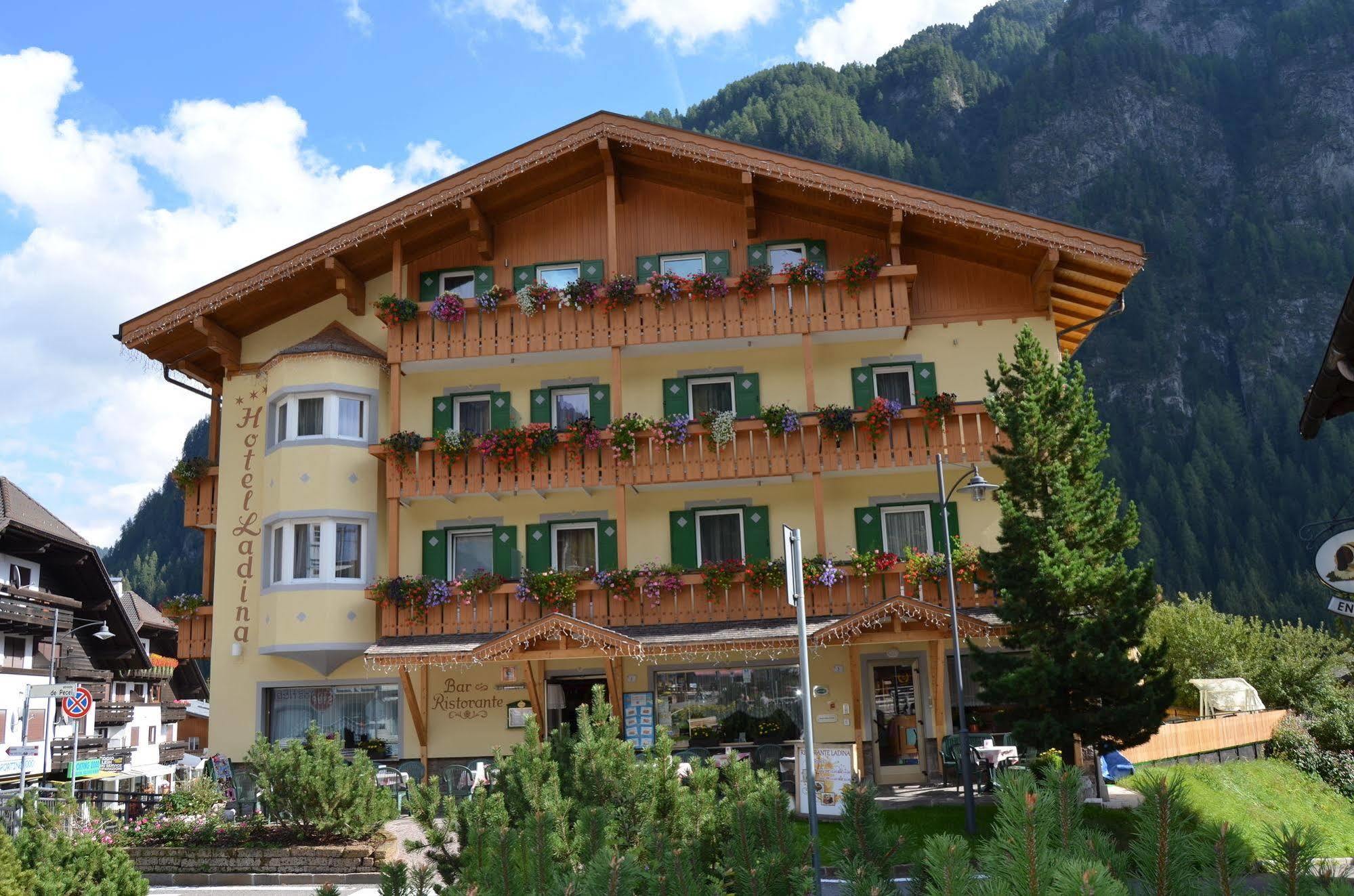 Hotel Ladina Campitello di Fassa Exteriör bild